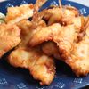 味付きバッター液で揚げた魚介の唐揚げを皿に盛り付けた様子