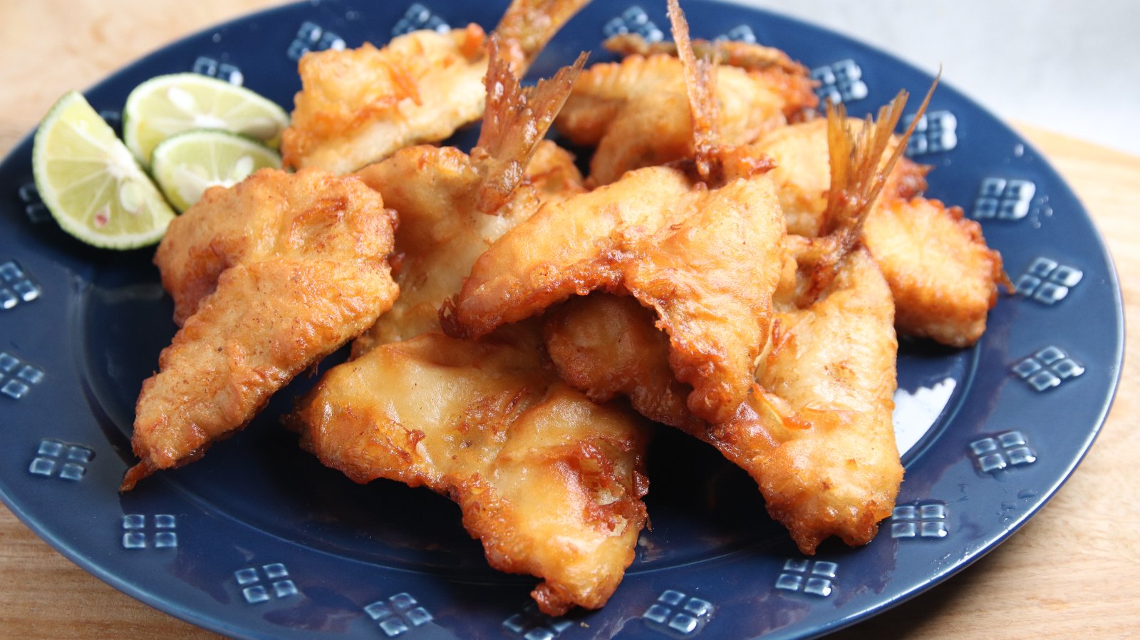 味付きバッター液で揚げた魚介の唐揚げを皿に盛り付けた様子