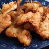 青い皿に盛った小ムツの唐揚げ
