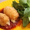 トマトソースを添えたカニクリームコロッケ