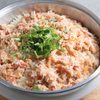 ズワイガニのほぐし身と三つ葉をのせたカニの炊き込みご飯