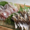 盛り付けた水カマスの刺身と皮目を炙った切り身