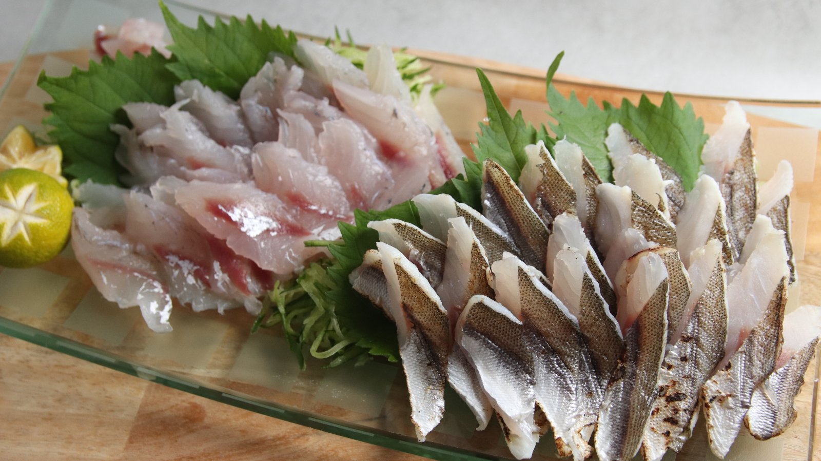 盛り付けた水カマスの刺身と皮目を炙った切り身