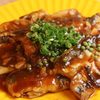 甘辛いタレを絡め、小ネギと実山椒を添えた水カマスの蒲焼き