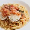 トマトソースをかけたスルメイカの洋風イカ飯を輪切りにし、パスタにのせた一皿
