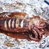 スルメイカの肝を使った丸焼き。アルミホイルで蒸し焼きにした胴とゲソ