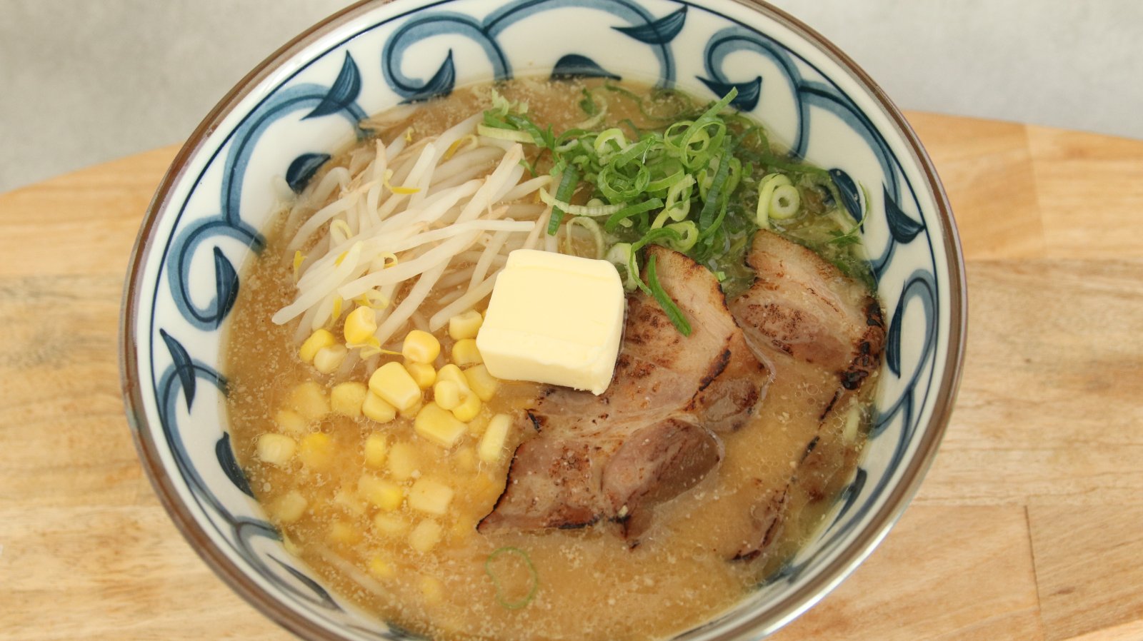 チャーシュー・もやし・コーン・ネギ・バターを盛り付けた鯛あら味噌ラーメン